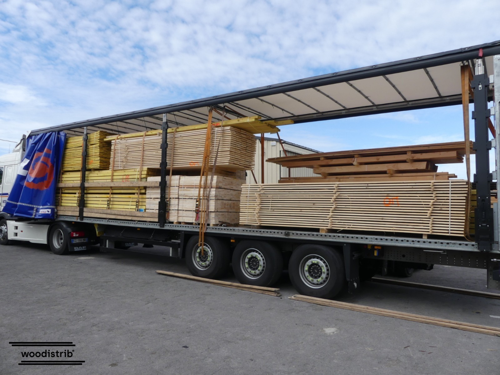 Camion de bois de construction Woodistrib